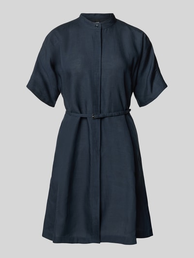 Produktfoto, Tailliertes Freizeitkleid aus Lyocell-Leinen-Mix Modell 'DALINIA' von BOSS in dunklem Unifarben-Ton, glatte Textur, dekorative Nähte, Stehkragen, Gürtel, verdeckte Knopfleiste, Kurzarm, gerade Mini-Länge, Eingrifftaschen, Optik: Unifarben, Passform: Tailliert, Material: Lyocell-Leinen-Mix.