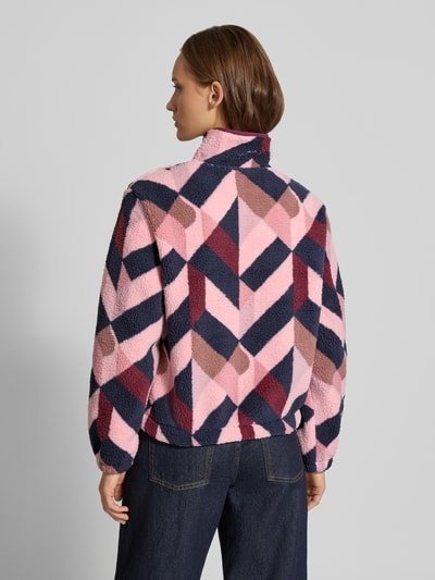 Kobiece model prezentuje troyer w geometryczne wzory w kolorach różowym, granatowym i bordowym, Regular Fit Troyer mit Stehkragen Modell 'NEW' von ONLY, damski troyer od ONLY, całopostaciowy widok z tyłu