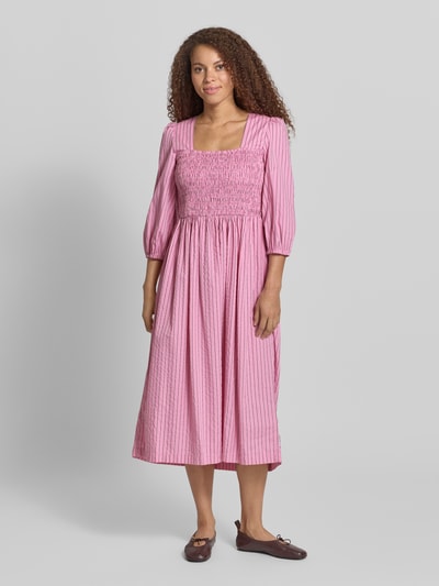 Frauenmodel trägt Fit and Flare Midikleid aus Baumwoll-Mix von Marc O'Polo Denim in Rosa mit Optik:Allover-Muster, Passform Fit and Flare, Karree-Ausschnitt, 3/4-Arm, gesmoktes Oberteil, Material Baumwoll-Mix, Ganzkörperansicht von vorne.
