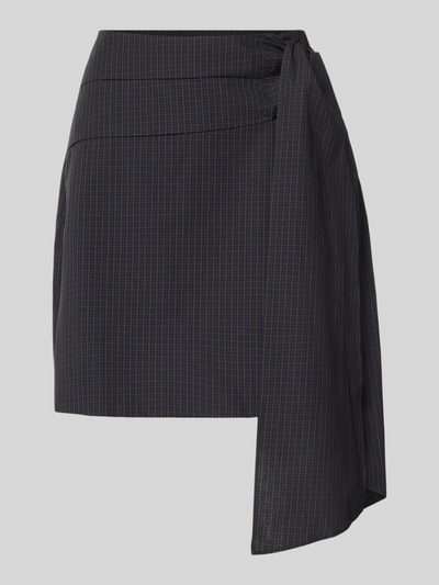 Produktfoto, Körpernaher Mini-Rock aus reiner Baumwolle von Jake*s Casual, dunkles Karomuster, asymmetrische Form, glatte Textur