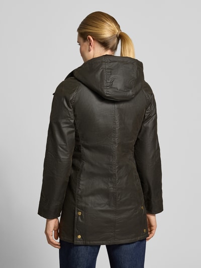 Vrouwenmodel draagt Regular fit functioneel jack van puur katoen van Barbour in olijfgroen met matte textuur, Dames, volledige rugaanzicht.