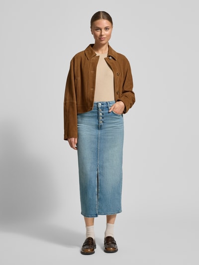Vrouwenmodel draagt Jeansrok in midilengte van Lauren Ralph Lauren, lichtblauw, katoen-elastaanmix, pencil fit, 5-pocket, knoopsluiting, loopsplit, standaardlengte, voorkant volledige lichaamsperspectief.