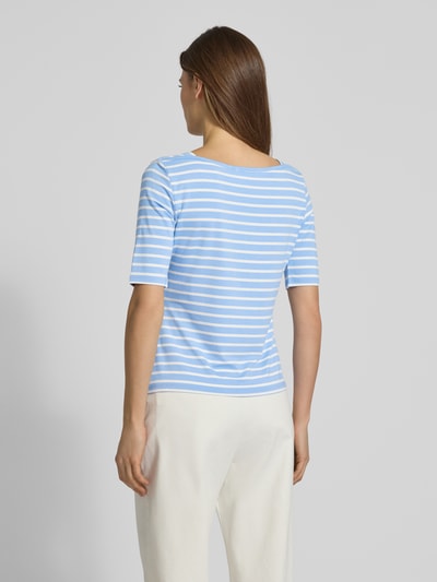 Vrouwenmodel draagt Slim Fit T-shirt uit viscosemix van Comma, blauw-wit gestreept, halflange mouwen, ruglengte maat 36: 51 cm. Volledige lichaamsweergave achterkant.
