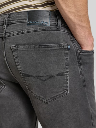Männermodel trägt Comfort Fit Jeans mit Eingrifftaschen von Christian Berg Men in Grau, Baumwoll-Mix, Nahaufnahme Rückansicht.