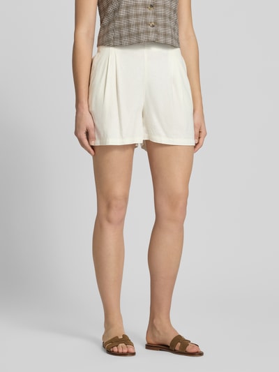 Vrouwenmodel draagt Shorts met elastische band model 'ALMIRA' van JJXX, viscosemix met linnen, straight fit, bandwijdte maat S 38 cm, binnenbeenlengte 10 cm, lichte kleur, gladde textuur, rechte vormen, Ganzkörperansicht van voren.