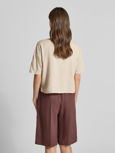 Frauenmodel trägt Boxy Fit Hemdbluse aus Viskose-Leinen-Mix Modell 'MYMILO' von Vero Moda in Beige, Flammgarn, Ganzkörperansicht Rückansicht.
