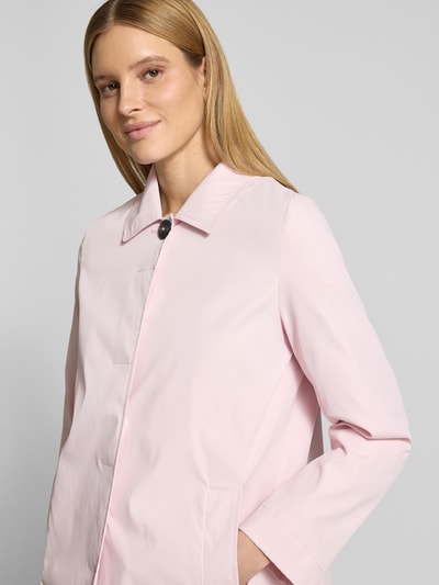 Frauenmodel trägt Mantel mit verdeckter Knopfleiste und Eingrifftaschen von Christian Berg Woman Selection in zartem Rosa, glatte Textur, Kentkragen; Gerader Schnitt, seitliche Eingrifftaschen, Nahaufnahme Oberkörper. Rückenlänge 87 cm, Schulterbreite 40 cm, Brustweite 54 cm, Ärmellänge 62 cm bei Größe 36.