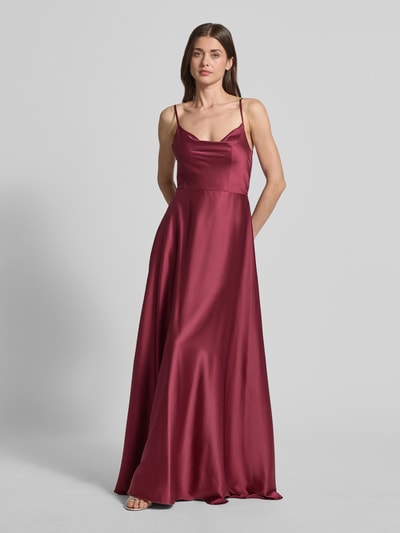 Frauenmodel trägt Abendkleid aus Satin mit Cut-Out auf der Rückseite von Laona in dunklem Rot, mit Zierschleife und verstellbaren Spaghetti-Trägern, leichte A-Linie mit taillierter Passform, Ganzkörperansicht von vorne.