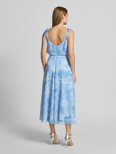Frauenmodel trägt Knielanges Cocktailkleid mit floralem Allover-Print von Jake*s Cocktail in Hellblau, Zierschleife, taillierte Passform, blickdichter Unterrock, ärmelloses-Design, Rückenlänge bei Größe 36: 102 cm, Brustweite: 40 cm, Ganzkörperansicht Rückansicht.