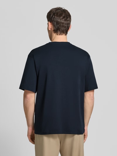 Männermodel trägt T-Shirt mit Logo-Print und Rundhalsausschnitt von Profuomo aus Reine Bio-Baumwolle, Relaxed-Fit, Rückenlänge 70 cm, Ganzkörperansicht Rückansicht