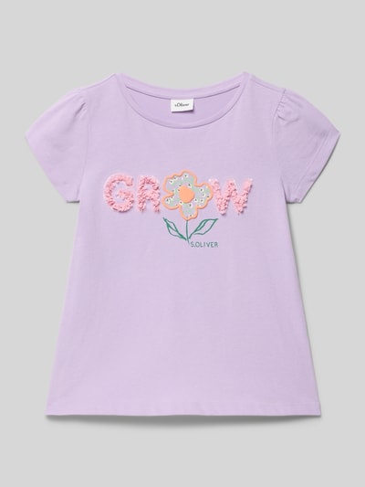 Mädchen trägt A-Shape Fit T-Shirt aus reiner Baumwolle von s.Oliver RED LABEL in Optik: Unifarben mit Motiv-Print, Motiv-Stitching, Pailletten, Rundhals, Kurzarm, Materialverarbeitung: Jersey; Ganzkörperansicht von vorne.