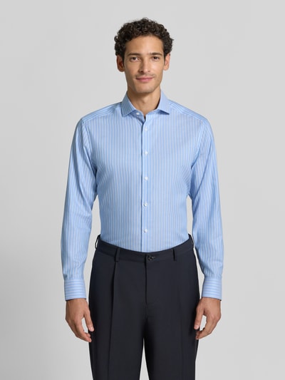 Männermodel trägt Modern Fit Businesshemd aus reiner Baumwolle von OLYMP in Hellblau mit weißen Streifen, Ganzkörperansicht von vorne, Herren Businesshemd von OLYMP