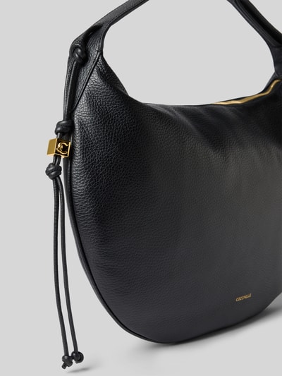 Produktfoto, Shoulder Bag mit Logo-Print Modell 'Thess' von Coccinelle, schwarzes Leder, goldfarbene Details, strukturierte Oberfläche, Damen Schultertasche, Hauptfach mit Reißverschluss, Trageriemen mit Tunnelzug, Maße ca. 40x31x6 cm, Länge Schulterriemen ca. 50 cm