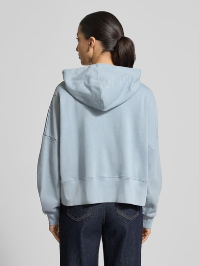 Frauenmodel trägt Relaxed Fit Hoodie aus reiner Baumwolle von Marc O'Polo, Optik: Unifarben, Passform: Relaxed-Fit, Label-Print, überschnittene Schultern, Kapuze, Langarm, Ärmelabschluss: Gerippt, Rumpfabschluss: Gerippt, Materialverarbeitung: Sweat, Ganzkörperansicht Rückansicht.