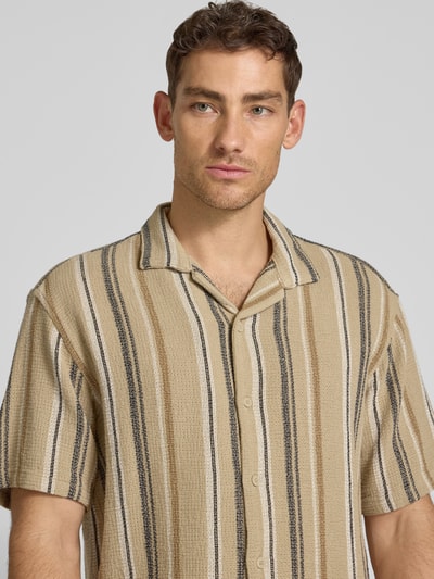 Männermodel trägt Regular Fit Freizeithemd mit Kentkragen van MCNEAL, beige met zwart en crème strepen, pure katoen, knoopsluiting, Nahaufnahme Oberkörper