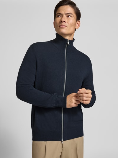 Männermodel trägt Regular Fit Strickjacke aus Baumwoll-Mix von Marc O'Polo in Dunkelblau, glatte Struktur, Nahaufnahme Oberkörper, Herren Pullover von Marc O'Polo.