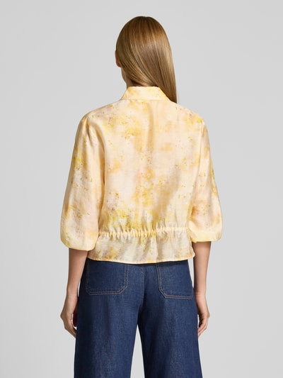 Frauenmodel trägt Regular Fit Bluse aus Lyocell-Mix mit 3/4-Arm von Jake*s Collection, gelb gemustert, lockere Passform, Rückansicht.