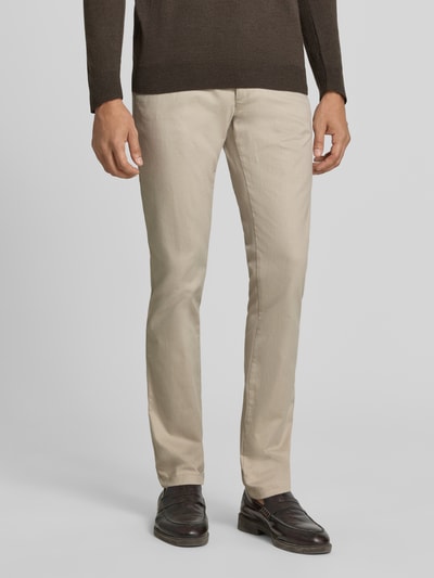 Männermodel trägt Slim Fit Chino aus Baumwoll-Mix Modell 'Chino Slim 2' von BOSS Orange, beige Farbe, glatte Textur, Ganzkörperansicht von vorne.