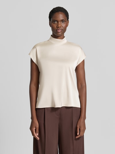 Vrouwenmodel draagt Regular Fit Blusentop aus reiner Baumwolle van Jake*s Collection in crème met gladde textuur, Ganzkörperansicht van voren.