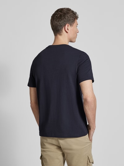 Männermodel trägt Regular Fit T-shirt aus puur katoen von camel active in donkerblauw met ronde hals, ruglengte maat M 68 cm, Ganzkörperansicht Rückansicht.