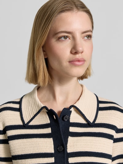 Frauenmodel trägt Strickshirt mit Knopfleiste Modell 'Dertiny' von OPUS, creme mit navyblauen Streifen, Umlegekragen, Nahaufnahme Oberkörper. Baumwoll-Mix, Regular Fit, Allover-Look.