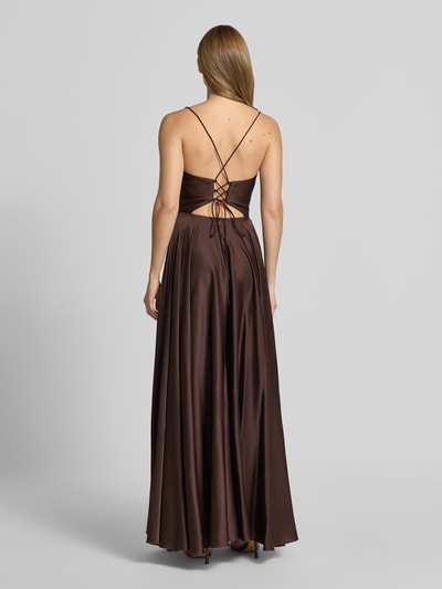 Frauenmodel trägt Maxikleid mit rückseitiger Schnürung von Hey Kyla in Braun, fließender Material-Mix mit Stretch-Anteil, A-Linie, Ganzkörperansicht Rückansicht. Rückenlänge bei Größe 36: 126 cm, Brustweite bei Größe 36: 38 cm.