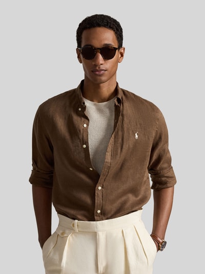 Mannenmodel draagt Slim Fit vrijetijdsoverhemd uit puur linnen van Polo Ralph Lauren, effen kleuren, button-downkraag, logodetail, materiaal: gevlamd garen, voorkant bovenlichaam close-up.