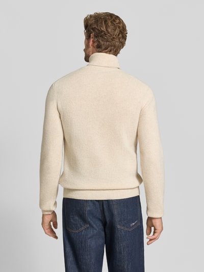 Männermodel trägt Slim Fit Rollkragenpullover aus Woll-Mix Modell 'Karl' von Casual Friday, cremefarben, gerippte Abschlüsse, Ganzkörperansicht Rückansicht.