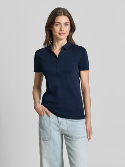 Frauenmodel trägt Regular Fit Poloshirt aus reiner Baumwolle von Tom Tailor, efekt: jednolity kolor, krój regular fit, kołnierzyk polo, dekolt w serek, listwa guzikowa, krótki rękaw, wykończenie materiału: dżersej, materiał: bawełna; Ganzkörperansicht von vorne