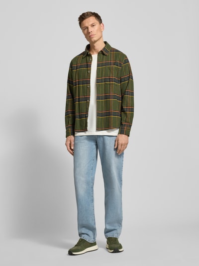 Mannelijk model draagt Straight Fit Jeans met 5-pocket-design model 'LEROY' van WOODBIRD, pure katoen, rechte fit, lichtblauw, volledige lichaamsaanzicht van voren.