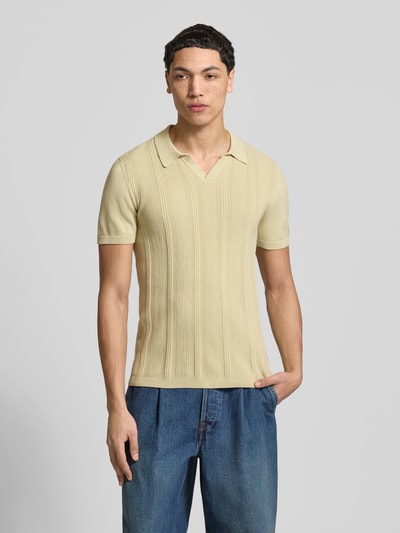 Männermodel trägt Slim Fit Poloshirt in Strick-Optik Modell 'Baron' von Blend, cremefarben, reine Baumwolle, Ganzkörperansicht von vorne.