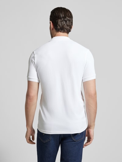Männermodel trägt Regular Fit Poloshirt mit Stitching Modell 'PLANTAGO' von Peuterey in Weiß, Material-Mix, Rückenansicht, Ganzkörperansicht.