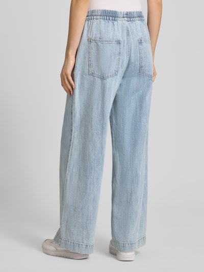 Männermodel trägt Wide Leg Jeans aus reiner Baumwolle Modell 'GEGGO' von Pieces, stylizowana na denim, krój wide fit, wysoki stan, wiązany pasek, tunel, 5 kieszeni; Ganzkörperansicht Rückansicht