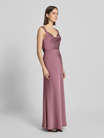Modelka nosi Slim Fit Abendkleid aus Satin od Laona, satynowy materiał, odcień różowego, bez rękawów, suwak, długość tyłu w rozmiarze 36: 125 cm, szerokość w rozmiarze 36: 30 cm, widok całej sylwetki z przodu