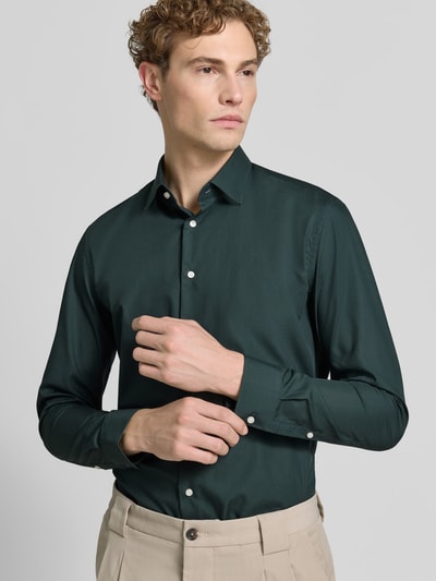 Männermodel trägt Slim Fit Business-Hemd mit Kentkragen von Jake*s in Dunkelgrün, Reine Baumwolle, Knopfleiste, Nahaufnahme Oberkörper, Rückenlänge bei Größe 39/40: 79 cm, Schulterbreite: 45 cm, Ärmellänge: 67 cm.
