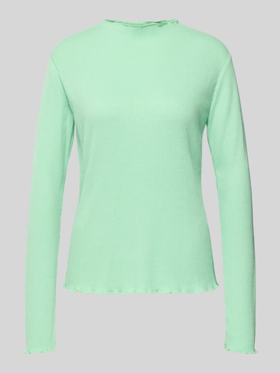Produktfoto, Slim Fit Langarmshirt mit Viskose-Anteil von s.Oliver RED LABEL w kolorze miętowej zieleni, struktura prążkowanego dzianiny, krój slim fit, wysoki dekolt, długie rękawy, wykończenie frill na rękawach i dole, jednolity kolor, delikatne label stitching, opcja casual.