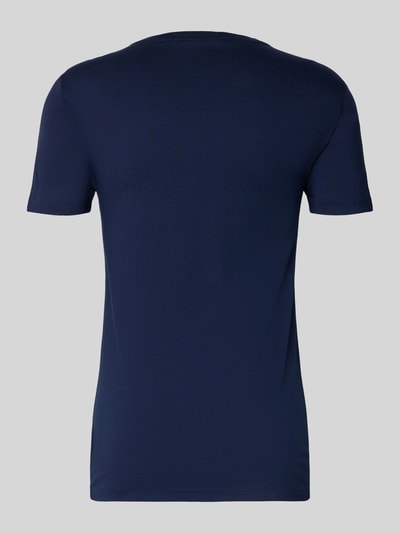 Männermodel trägt Slim Fit T-Shirt aus reiner Baumwolle im 3er-Pack von Polo Ralph Lauren Underwear, unifarben, Rückansicht Ganzkörperansicht.