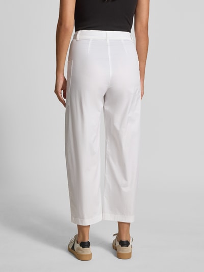 Frauenmodel trägt Wide Fit Stoffhose mit AufgesetzteTaschen von Marc Cain aus elastischem Baumwoll-Mix in Weiß, Ganzkörperansicht Rückansicht. Passform: Wide-Fit, Verkürzt, Knopf-Reißverschluss, Bundweite Größe 36: 39 cm, Innenbeinlänge 68 cm.