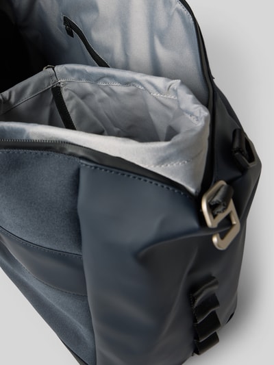 Productfoto, Weekender met label-detail van RAINS in donkerblauw met zilverkleurige details, hoofdvak met ritssluiting, schouderriem, afmetingen: 62x40x21 cm, lengte schouderriem: 135 cm, gladde en gestructureerde oppervlakken