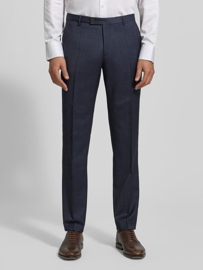 Mężczyzna nosi Slim Fit Anzughose mit Stretch-Anteil od CG Club of Gents, ciemnogranatowe, gładka tekstura, widok z przodu, ujęcie całej sylwetki.