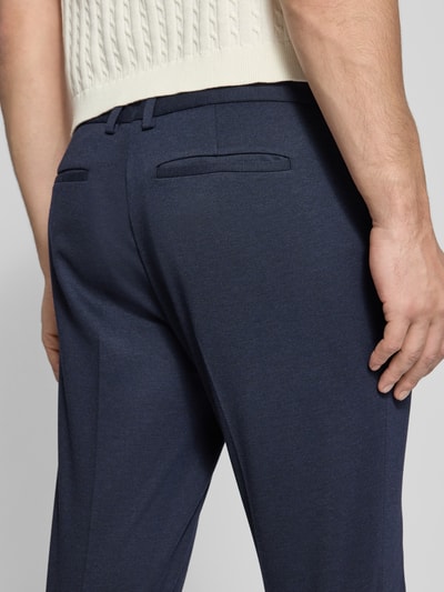Männermodel trägt Stoffhose mit Gesäßtaschen von MCNEAL in Dunkelblau, Material-Mix, Detailaufnahme Rückansicht.