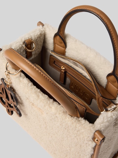 Produktfoto, Tote Bag mit Teddyfellbesatz von Liu Jo White in Beige und Braun, Hauptfach mit Reißverschluss, Logo-Detail, Teddytextur