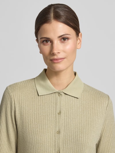 Frauenmodel trägt Regular Fit Poloshirt mit durchgehender Knopfleiste von OPUS, Viskose-Mix mit Stretch-Anteil, Nahaufnahme Oberkörper.