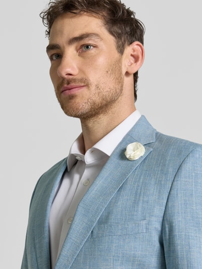 Męski model nosi Regular Fit Sakko mit Schurwoll-Anteil Modell 'Paco' od CG - Club of Gents, jasnoniebieski, florystyczny detal, tekstura bawełniana, krój regular fit, szerokość w rozmiarze 50: 48 cm, długość pleców 73 cm, szerokość ramion 42 cm, długość rękawa 63 cm, zbliżenie na górną część tułowia