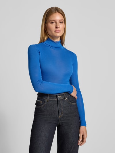 Vrouwenmodel draagt blauw shirt met lange mouwen van wol Feines Rollkragenshirt aus Wolle van Style Icon Collection, semi-transparante look, nauwsluitend model, puur katoen, col, ruglengte bij maat S: 59 cm, voorkant opname,