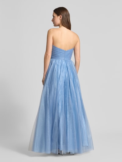 Kobiece modelka nosi Regular Fit Abendkleid mit Glitzer-Mesh od Mascara w kolorze niebieskim, koronkowa tekstura, krój regular fit, taliowany, z zamkiem, bez ramiączek, marszczenia, linia A, rozcięcie, długość tyłu w rozmiarze 36: 126 cm, szerokość w rozmiarze 36: 38 cm, widok całej sylwetki z tyłu