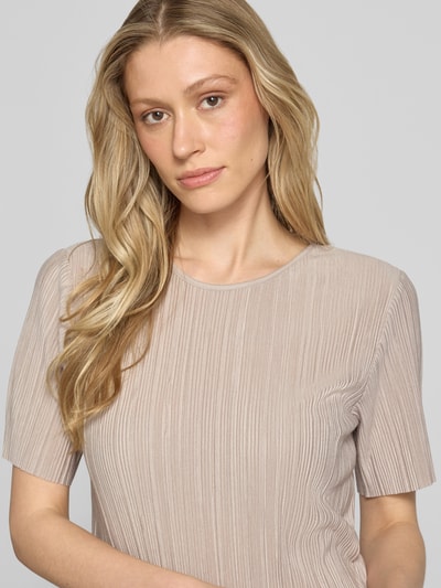 Frauenmodel trägt Damen T-Shirt mit Rundhalsausschnitt Modell 'LISA' von Vila, Material-Mix mit Viskose-Anteil, Plisseefalten, Nahaufnahme Oberkörper