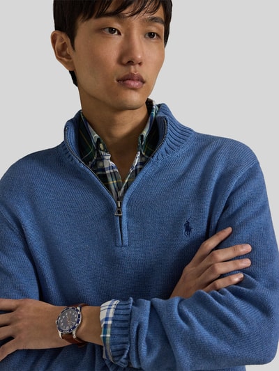 Männermodel trägt Regular fit schipperstrui aus puur katoen von Polo Ralph Lauren in blau mit feiner Strickstruktur, Nahaufnahme Oberkörper.