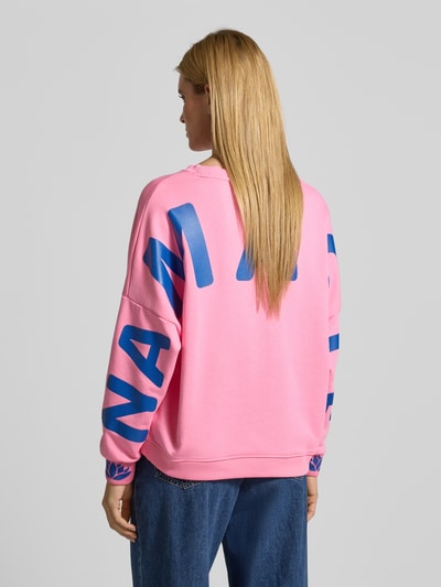 Frauenmodel trägt Oversized Sweatshirt mit gerippten Abschlüssen von miss goodlife, pink-blau, reine Baumwolle, Rückenansicht, Ganzkörperansicht Rückansicht.
