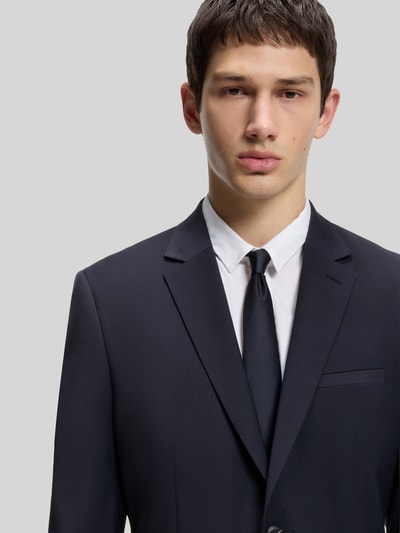 Männermodel trägt Slim Fit Anzugsakko aus Woll-Mix Modell 'ARTI' von HUGO in Melange-Optik, Nahaufnahme Oberkörper.